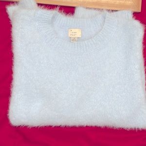 🧊Beautiful fuzzy sweater. Baby blue. 🧊